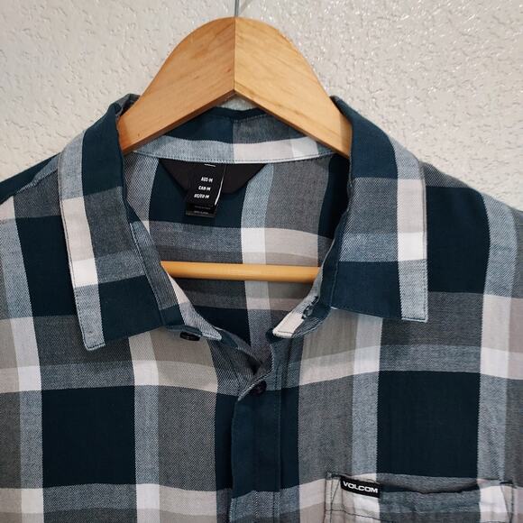 🔴3/$25 Volcom Teal Blue Plaid Long Sleeve Button Size M - Picture 3 of 10